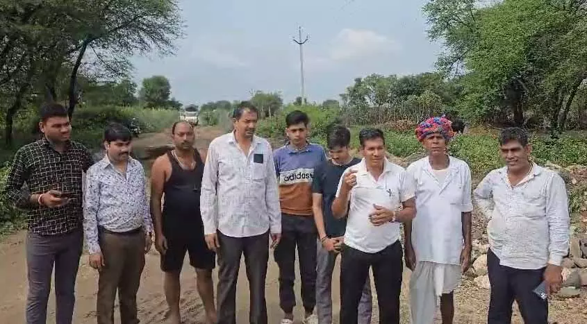 हरिपुरा से देवरिया मार्ग की बदहाली से ग्रामीण परेशान, अधूरी सड़क निर्माण योजना बनी मुसीबत