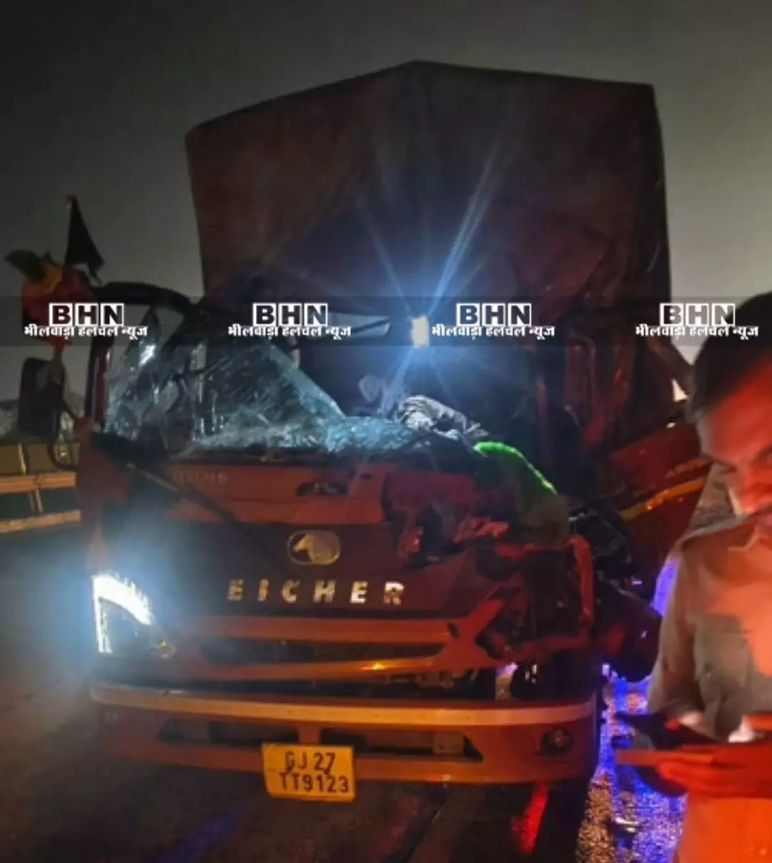 खड़े ट्रक से भिड़ा ट्रक, चालक की मौके पर मौत खड़े ट्रक से भिड़ा ट्रक, चालक की मौके पर मौत