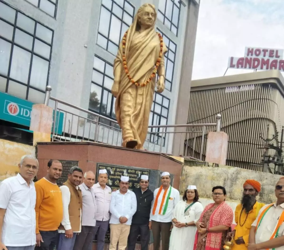 पूर्व प्रधानमंत्री इंदिरा गाँधी को किया याद: कांग्रेसजनों ने अर्पित किए श्रद्धा सुमन
