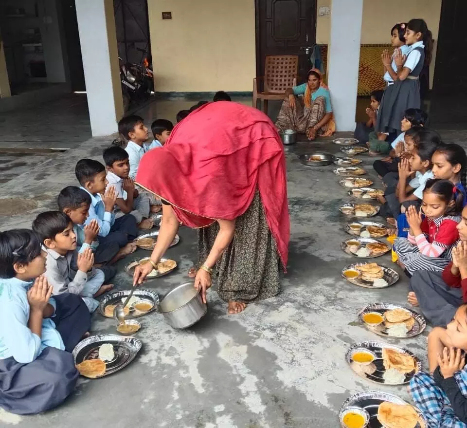 विद्यालयों में कृष्ण भोग का आयोजन