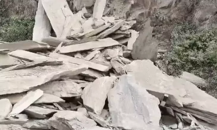 उदयपुर-गोगुंदा हाइवे पर चट्टान का मलबा टूटकर सड़क पर गिरा:बाल-बाल बचे वाहन चालक,बड़ा हादसा टला