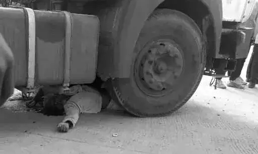 तेज रफ्तार ट्राेला ने बाइक सवार बुजुर्ग को कुचला, मौके पर मौत