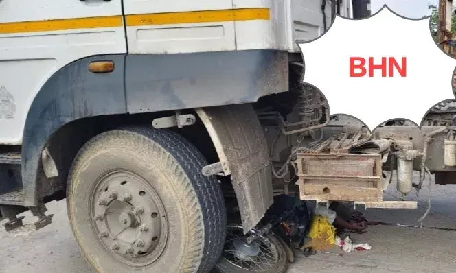 तेज रफ्तार ट्रेलर ने बाइक सवार को कुचला, राशन के गेहूं लेकर जा रहा था घर
