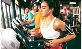 परफेक्ट’ दिखने की होड़ में खो रहा है सुकून: सोशल मीडिया की चमक के पीछे छिपा तनाव