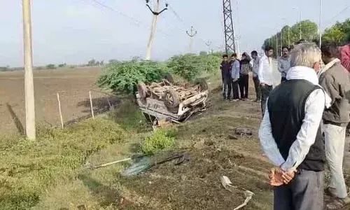 कार से टकराईं स्कूल वैन, हादसे में 2 बालिकाओं की मौत, चालक समेत 6 विद्यार्थी गंभीर घायल