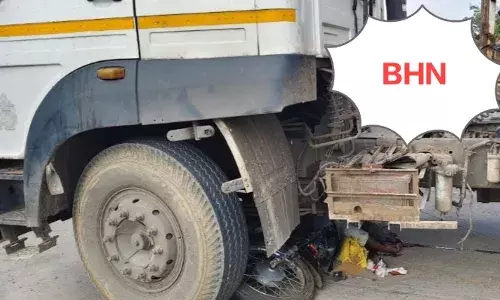 तेज रफ्तार ट्रेलर ने बाइक सवार को कुचला, राशन के गेहूं लेकर जा रहा था घर