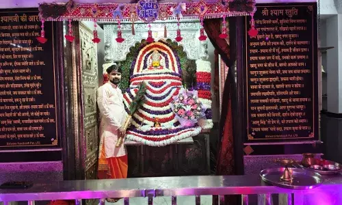 काशीपुरी धाम में हारे का सहारा श्याम बाबा हमारा के जयघोष से गूंजा जन्मोत्सव