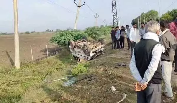 कार से टकराईं स्कूल वैन, हादसे में 2 बालिकाओं की मौत, चालक समेत 6 विद्यार्थी गंभीर घायल