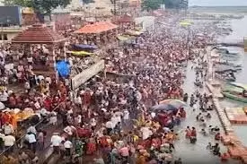 देवउठनी एकादशी पर पंचकोशी परिक्रमा में उमड़ी भक्तों की भीड़, चारों ओर गूंजे जयकारे देवउठनी एकादशी पर पंचकोशी परिक्रमा में उमड़ी भक्तों की भीड़, चारों ओर गूंजे जयकारे