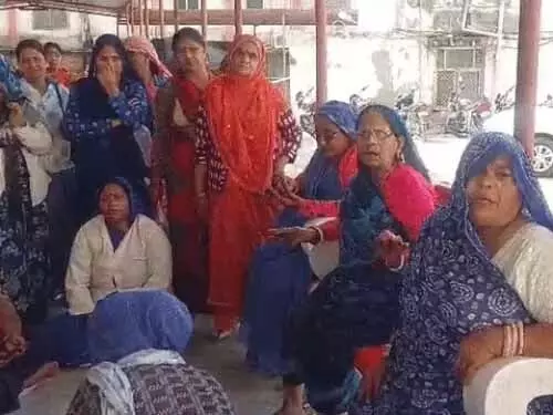 जेएलएन अस्पताल में सफाई कर्मियों की हड़ताल, मरीजों को हुई परेशानी जेएलएन अस्पताल में सफाई कर्मियों की हड़ताल, मरीजों को हुई परेशानी