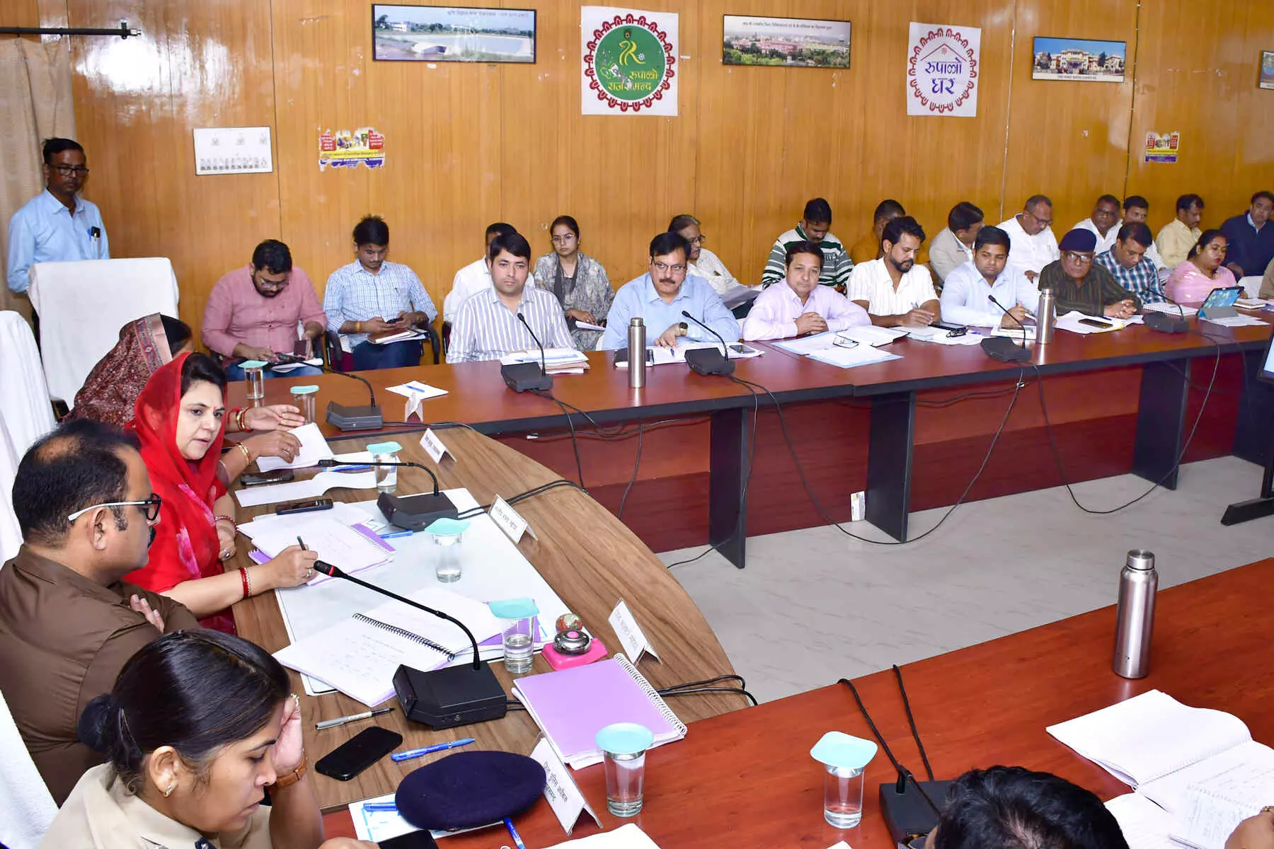 हर योजना की जानकारी आमजन को हो, कोई भी पात्र न रहे वंचित, शत प्रतिशत लक्ष्य अर्जित करें :सांसद हर योजना की जानकारी आमजन को हो, कोई भी पात्र न रहे वंचित, शत प्रतिशत लक्ष्य अर्जित करें :सांसद