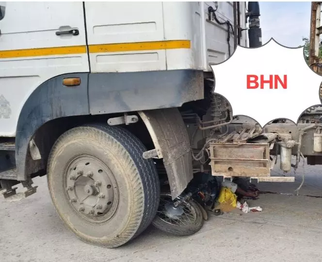 तेज रफ्तार ट्रेलर ने बाइक सवार को कुचला, राशन के गेहूं लेकर जा रहा था घर तेज रफ्तार ट्रेलर ने बाइक सवार को कुचला, राशन के गेहूं लेकर जा रहा था घर
