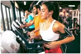 परफेक्ट’ दिखने की होड़ में खो रहा है सुकून: सोशल मीडिया की चमक के पीछे छिपा तनाव