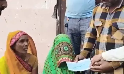 सड़क हादसे में जान गंवाने वाले मजदूर के परिवार को मिला 5 लाख का मुआवजा सड़क हादसे में जान गंवाने वाले मजदूर के परिवार को मिला 5 लाख का मुआवजा