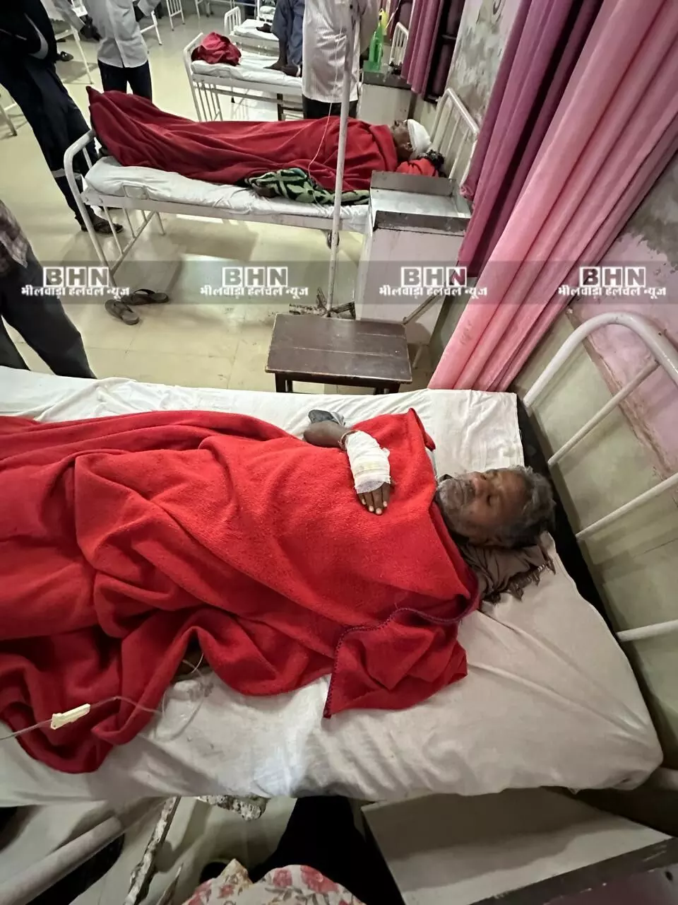 ट्रक की टक्कर से बाइक सवार की मौत, दो घायल