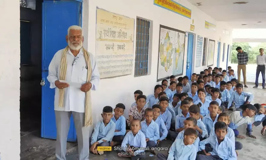 फूलिया खुर्द विद्यालय में बाल विवाह व स्वच्छता पर नाटक की रोचक प्रस्तुति