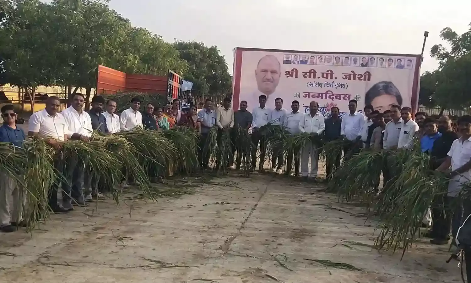 निम्बाहेड़ा में भाजपा ने गौशाला में गायों और पक्षियों की सेवा कर कार्यक्रमों की शुरुआत की