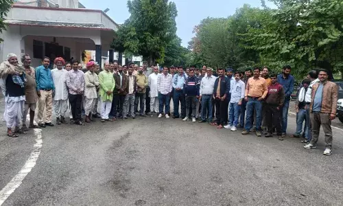 बजरी माफिया के खिलाफ ज्ञापन देने के बाद भी नहीं हुई कार्रवाई, ग्रामीणों में बढ़ा आक्रोश बजरी माफिया के खिलाफ ज्ञापन देने के बाद भी नहीं हुई कार्रवाई, ग्रामीणों में बढ़ा आक्रोश