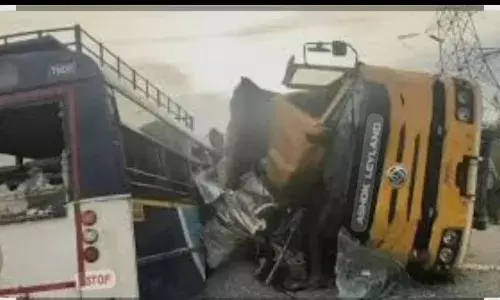 बजरी से लदा डंपर बस पर पलटा;24 की मौत, कई घायल राहत-बचाव जारी बजरी से लदा डंपर बस पर पलटा;24 की मौत, कई घायल राहत-बचाव जारी