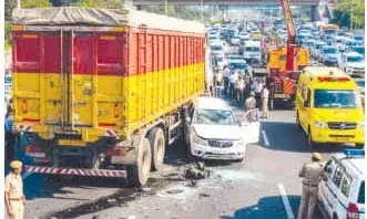 नेशनल हाईवे-48 पर भीषण सड़क हादसा: ट्रेलर से कार की टक्कर में चार लोग गंभीर घायल