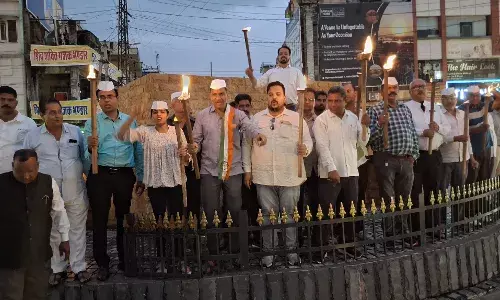 कांग्रेस का यूआईटी प्रशासन के खिलाफ प्रदर्शन, निकाला मसाल जुलूस