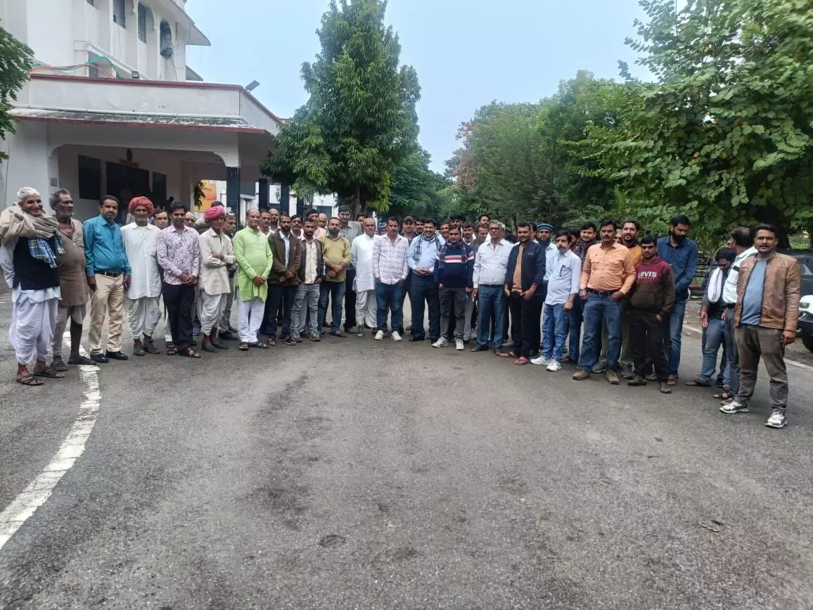 बजरी माफिया के खिलाफ ज्ञापन देने के बाद भी नहीं हुई कार्रवाई, ग्रामीणों में बढ़ा आक्रोश बजरी माफिया के खिलाफ ज्ञापन देने के बाद भी नहीं हुई कार्रवाई, ग्रामीणों में बढ़ा आक्रोश