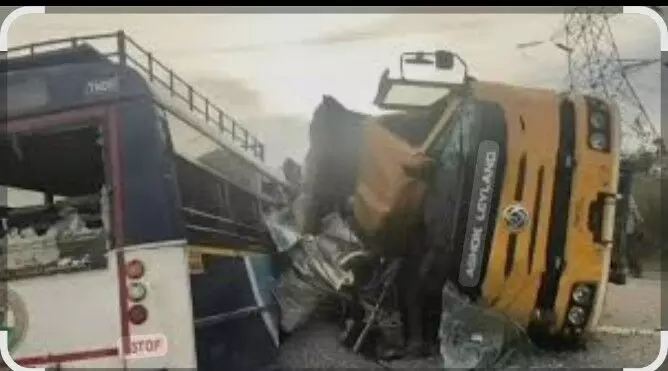 बजरी से लदा डंपर बस पर पलटा;24 की मौत, कई घायल राहत-बचाव जारी बजरी से लदा डंपर बस पर पलटा;24 की मौत, कई घायल राहत-बचाव जारी