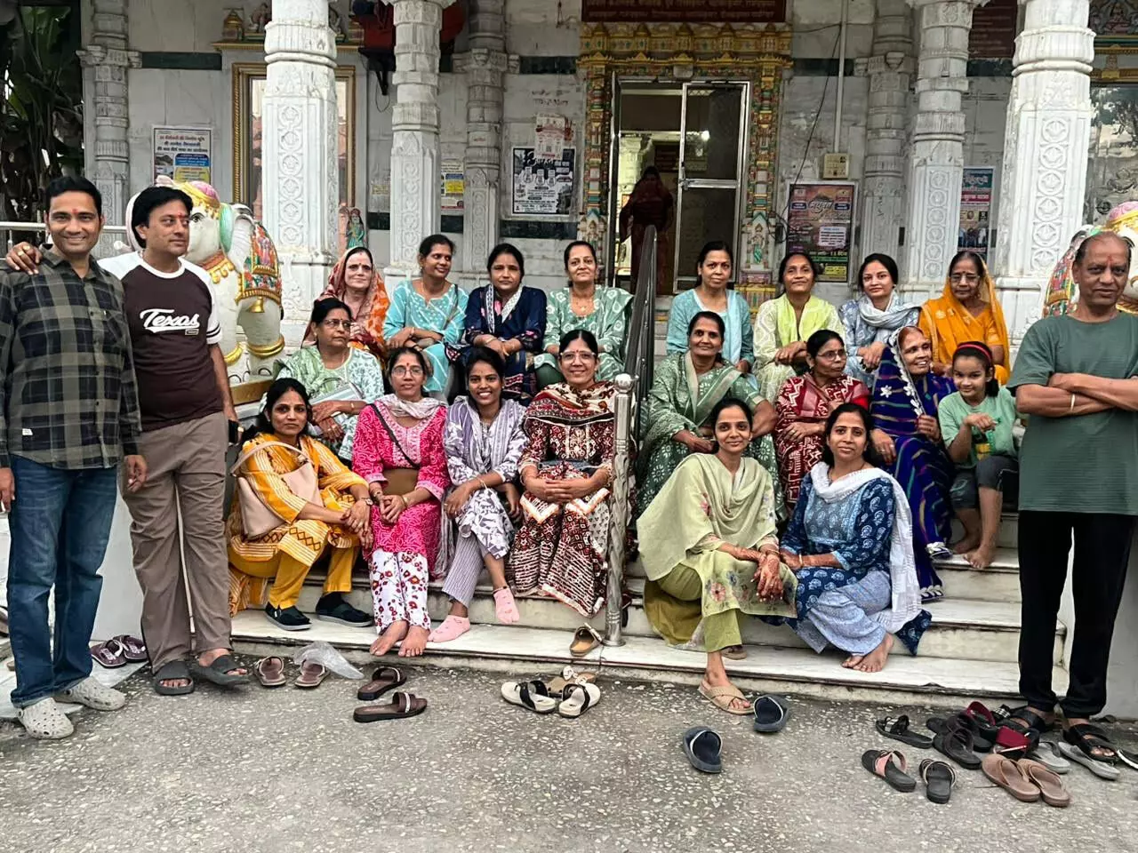 जैन समाज के 29 धर्मप्रेमी बंधु पावन तीर्थयात्रा पर हुए रवाना