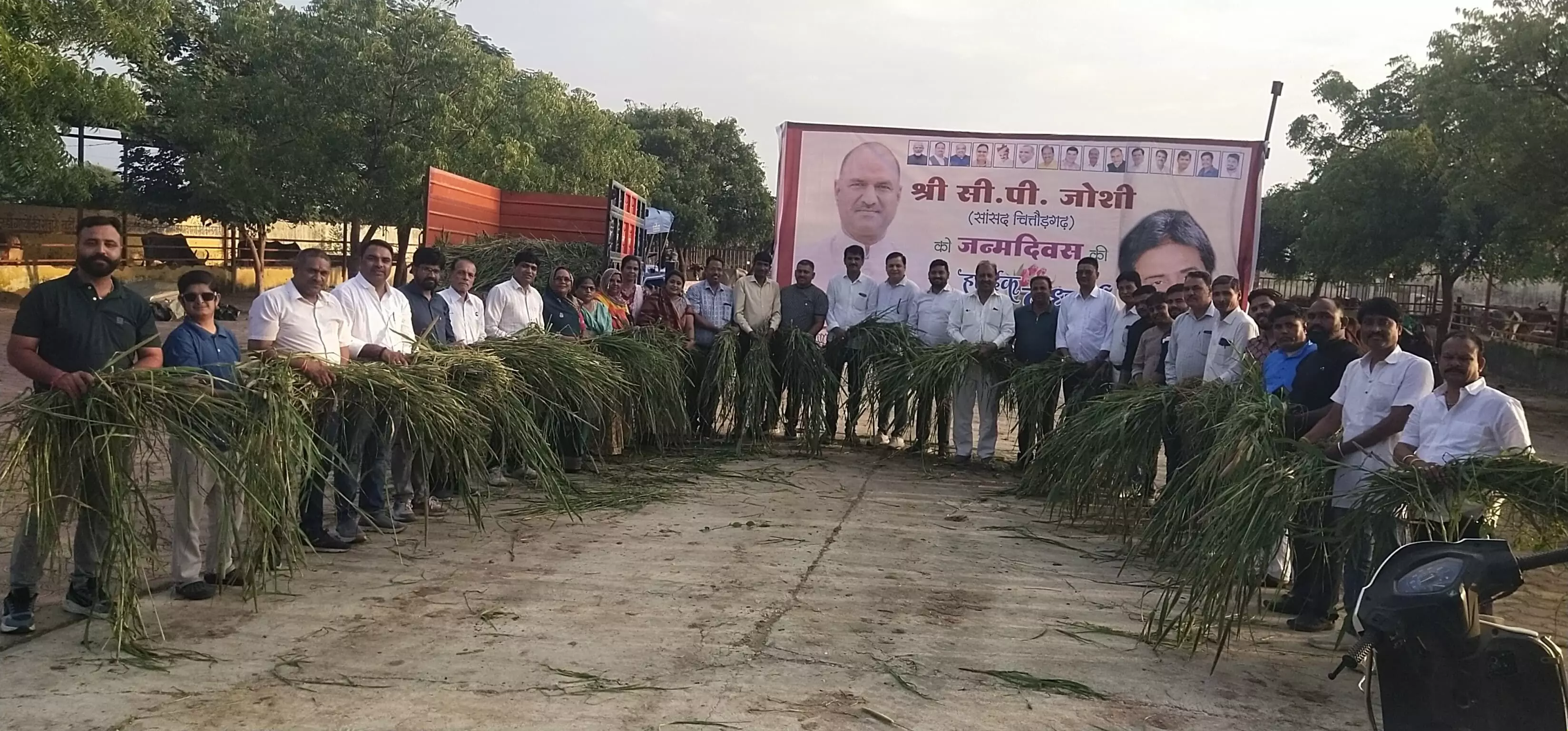 निम्बाहेड़ा में भाजपा ने गौशाला में गायों और पक्षियों की सेवा कर कार्यक्रमों की शुरुआत की