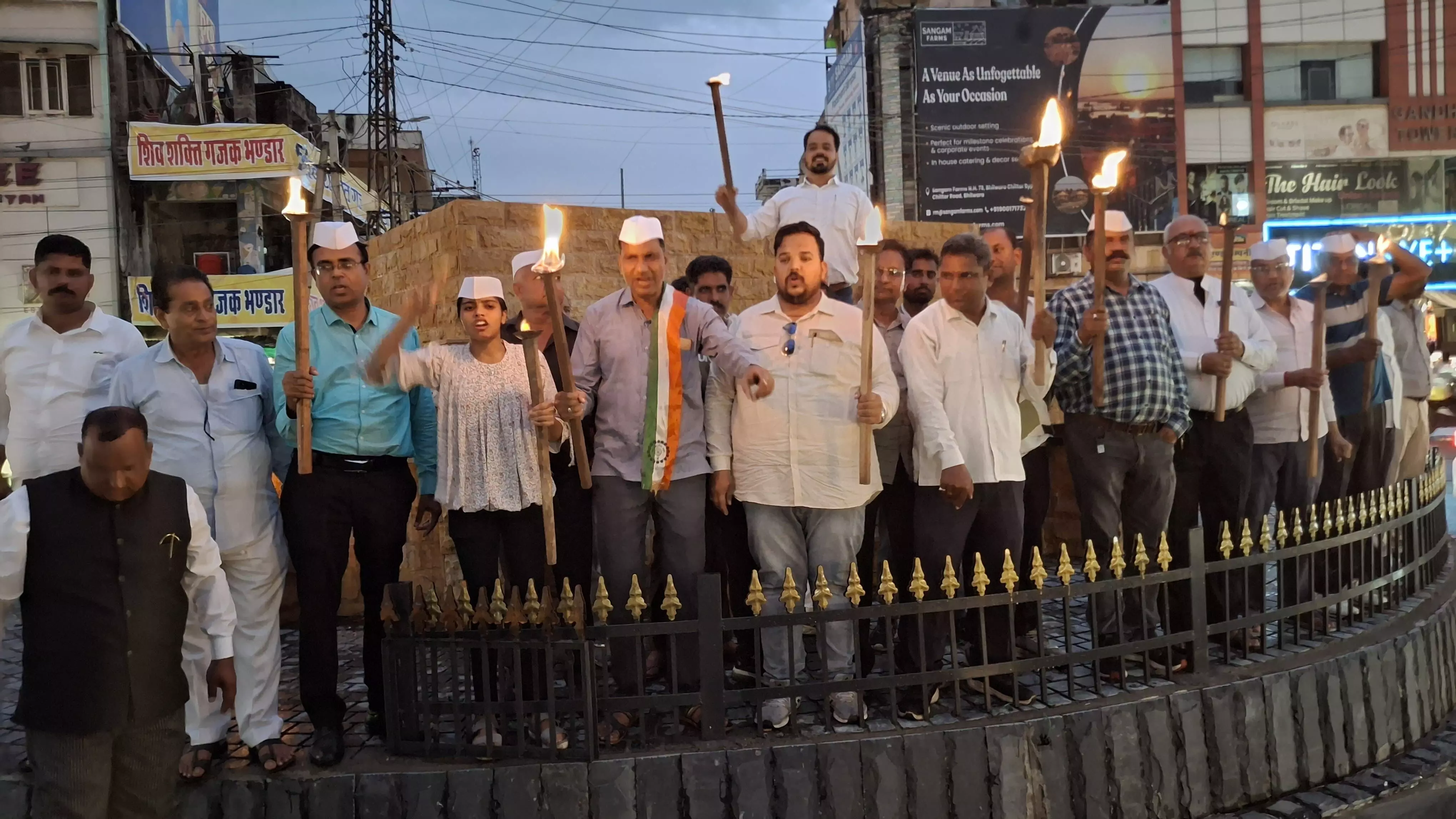 कांग्रेस का यूआईटी प्रशासन के खिलाफ प्रदर्शन, निकाला मसाल जुलूस