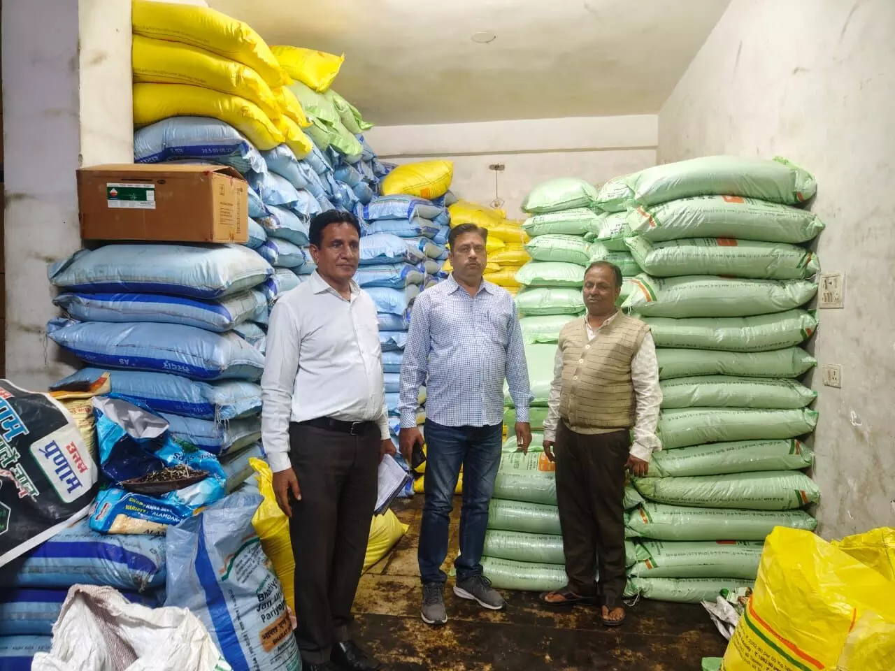 सहायक निदेशक एवं कृषि अधिकारी ने किया खाद बीज की दुकानों का निरीक्षण