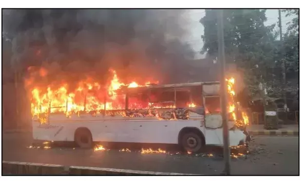 दतिया में बाल-बाल बचे 40 यात्री — लपटों में जलकर राख हुई बस