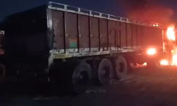 किशनगढ़ में पार्किंग में खड़े ट्रक में भीषण आग, सोते चालक की जलकर दर्दनाक मौत किशनगढ़ में पार्किंग में खड़े ट्रक में भीषण आग, सोते चालक की जलकर दर्दनाक मौत