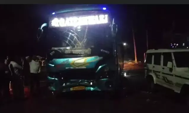 स्लीपर बस की टक्कर से चार गोवंश को कुचला, 3 की  मौत, चालक गिरफ्तार ,ग्रामीणों में आक्रोश