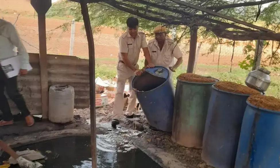 आबकारी विभाग का विशेष अभियान - अवैध मदिरा जब्त, वॉश नष्ट