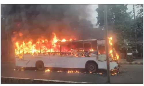 दतिया में बाल-बाल बचे 40 यात्री — लपटों में जलकर राख हुई बस