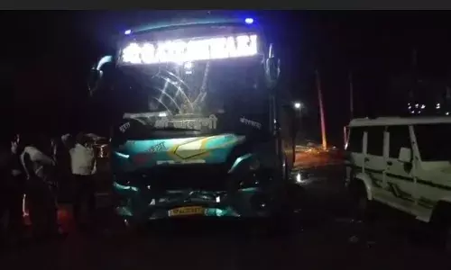 स्लीपर बस की टक्कर से चार गोवंश को कुचला, 3 की मौत, चालक गिरफ्तार ,ग्रामीणों में आक्रोश स्लीपर बस की टक्कर से चार गोवंश को कुचला, 3 की मौत, चालक गिरफ्तार ,ग्रामीणों में आक्रोश