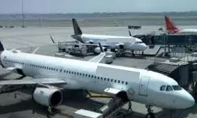 रनवे पर जा रहे विमान में यात्री ने खोला इमरजेंसी गेट, क्रू ने उतारा नीचे; उड़ान हुई देरी से रवाना