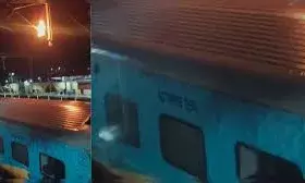 पाली रेलवे स्टेशन पर बड़ा हादसा टला: ट्रेन के ऊपर बिजली लाइन में लगी आग, कर्मचारी ने चढ़कर बुझाई लपटें