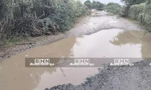 आसींद-शंभूगढ़ मार्ग की सड़क हुई जर्जर, ग्रामीणों को हो रही भारी परेशानी