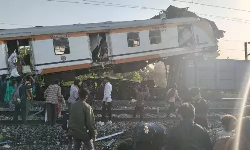 पैसेंजर ट्रेन मालगाड़ी के ऊपर चढ़ी,10 की मौत दर्जनों घायल