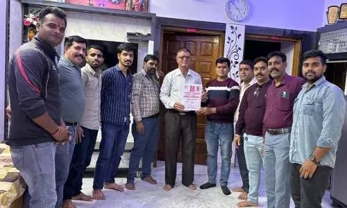 अन्नकूट महोत्सव को लेकर समाजजनों के घर-घर बांटे पीले चावल एवं निमंत्रण पत्रिका