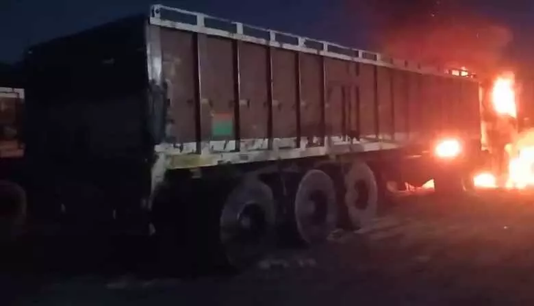 किशनगढ़ में पार्किंग में खड़े ट्रक में भीषण आग, सोते चालक की जलकर दर्दनाक मौत किशनगढ़ में पार्किंग में खड़े ट्रक में भीषण आग, सोते चालक की जलकर दर्दनाक मौत