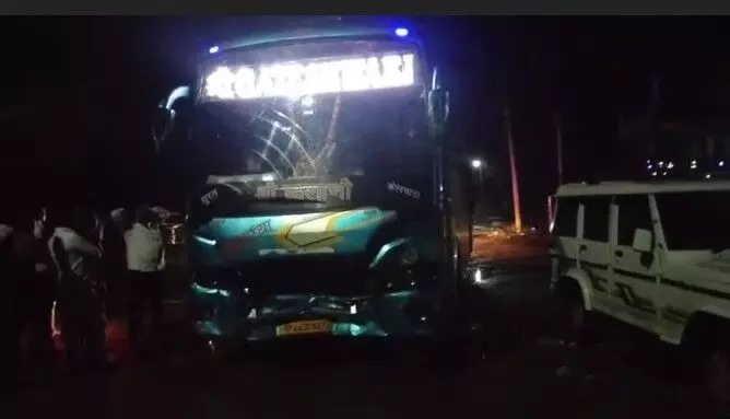 स्लीपर बस की टक्कर से चार गोवंश को कुचला, 3 की मौत, चालक गिरफ्तार ,ग्रामीणों में आक्रोश स्लीपर बस की टक्कर से चार गोवंश को कुचला, 3 की मौत, चालक गिरफ्तार ,ग्रामीणों में आक्रोश