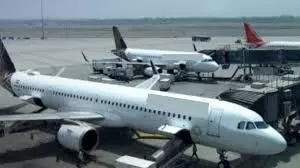 रनवे पर जा रहे विमान में यात्री ने खोला इमरजेंसी गेट, क्रू ने उतारा नीचे; उड़ान हुई देरी से रवाना