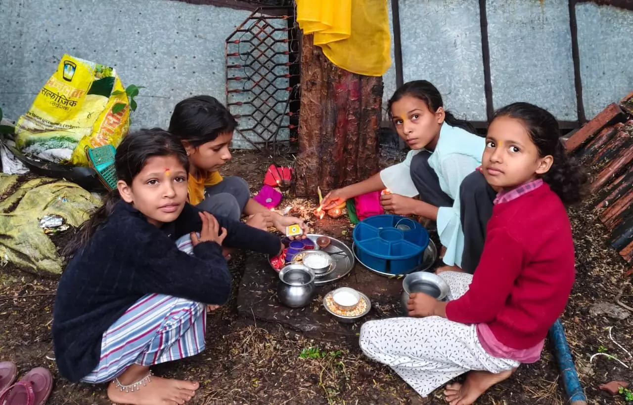 कार्तिक स्नान कर रही बालिकाओं ने की आंवली पूजन कार्तिक स्नान कर रही बालिकाओं ने की आंवली पूजन