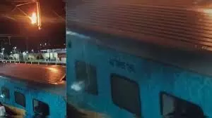 पाली रेलवे स्टेशन पर बड़ा हादसा टला: ट्रेन के ऊपर बिजली लाइन में लगी आग, कर्मचारी ने चढ़कर बुझाई लपटें