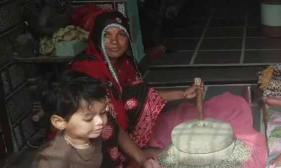 भीलवाड़ा में आज भी जीवित है पुरानी मिशाल, शुद्ध खानपान की परंपरा कायम भीलवाड़ा में आज भी जीवित है पुरानी मिशाल, शुद्ध खानपान की परंपरा कायम