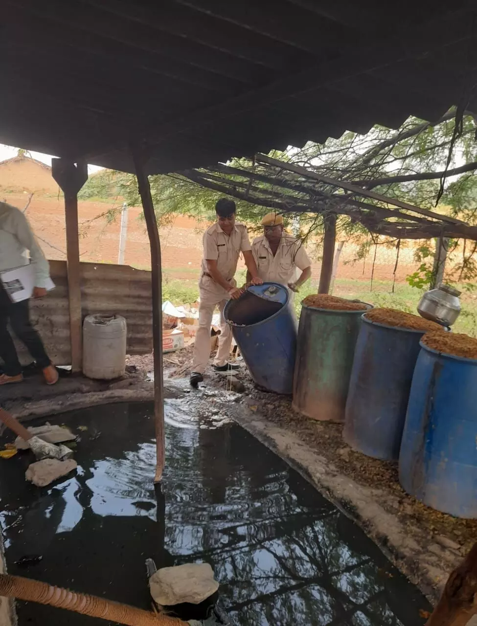 आबकारी विभाग का विशेष अभियान - अवैध मदिरा जब्त, वॉश नष्ट आबकारी विभाग का विशेष अभियान - अवैध मदिरा जब्त, वॉश नष्ट
