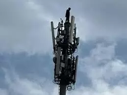 100 फीट की ऊंचाई पर युवक का हाई वोल्टेज ड्रामा, दो घंटे बाद बचाव दल ने उतारा नीचे 100 फीट की ऊंचाई पर युवक का हाई वोल्टेज ड्रामा, दो घंटे बाद बचाव दल ने उतारा नीचे